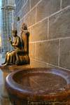 Pila de agua bendita y santa Catedral de Ávila, España.