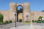Ávila Puerta de San Vicente y las paredes fortificadas, España.