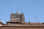 Por encima de los tejados, el campanario de la Catedral del Salvador, Ávila, España.