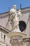 Burgos, la estatua de la Virgen, Plaza de Santa María, España.