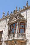 Burgos, con vistas a un balcón ventana de la Casa del Cordón, España.