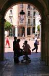 Pequeño pasaje en los soportales de la Plaza Mayor, Burgos, España.