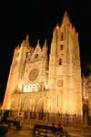 Fachada oeste de la catedral, iluminación nocturna, León, España.