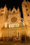 Iluminación en la triple pórtico de la Catedral de León, España.