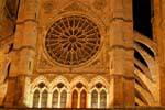 Luces de la noche de la gran rosetón central, la catedral de León, España.