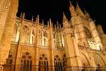 Visto en la noche, la catedral gótica, León, España.