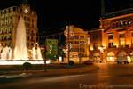 León, por chorro de agua la noche en la Plaza de Santo Domingo, España.