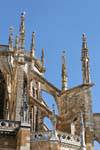 Otro punto de vista de las cigüeñas instalado en el encaje de piedra, Catedral de Notre Dame de León, España.