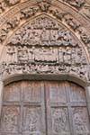 Tímpano de la Puerta de San Juan representa el ciclo de la Natividad de Jesús, Visitación, Natividad, la Adoración de los pastores, Herodes, la Epifanía y la matanza de los inocentes, la Catedral de León, España.