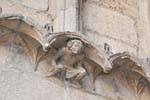 Figura de piedra de apoyo de la catedral, León, España.