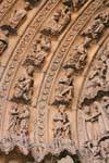 Detalle de esculturas de la portada de San Juan, la Catedral de León, España.