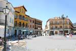 Miraflores della Sierra, casas típicas de altitud en la Plaza del Álamo, España.