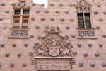 Escudo de armas y proyectiles, Casa de las Conchas, Salamanca, España.