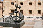 El arte moderno, estatua de metal, Plaza Anaya, Salamanca, España.