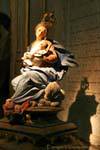 Virgen con el Niño estatua de la capilla de la Virgen de la Cabeza, la Catedral de Salamanca, España.