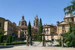 Estatuas cara a cara, Anaya plaza, con vistas a la Iglesia de la Clerecía de Salamanca, España.