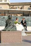 Recién casados detrás de la estatua, la Plaza del Pilar, Zaragoza, España.