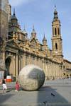 Globo terráqueo de hormigón, obra de Francisco Rallo Lahoz, antes de la Basílica de Nuestra Señora del Pilar, Zaragoza, España.