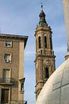 Otro punto de vista de un campanario de la Basílica del Pilar, Zaragoza, España.