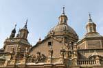 Parte superior de la puerta central de la fachada sur, la Catedral-Basílica de Nuestra Señora del Pilar, Zaragoza, España.
