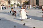 Palomas que persiguen Comunión, Plaza del Pilar, Zaragoza, España.