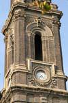 Reloj en la torre barroca de la Basílica del Pilar, Zaragoza, España.