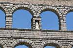 Acueducto, Virgen entre bloques de granito, Segovia, España.