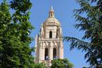 Parte superior de la torre, que mide 88 metros de altura, la Catedral de Santa María de Segovia, España.