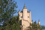 Alcázar de Segovia, construido sobre una roca excavado por los ríos Eresma y Clamores, España.