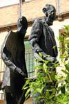 Bronce humano reducido a la mitad, Socorro Plaza, Segovia, España.