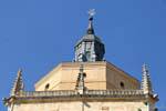 Trompeta Ángel, la parte superior de la catedral, Segovia, España.