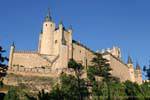 Alcázar se ve desde la calle Cuesta de Los Hoyos, Segovia, España.