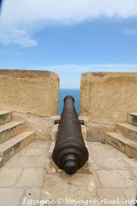 Cañón en las almenas, Castillo de Santa Bárbara, Alicante - España