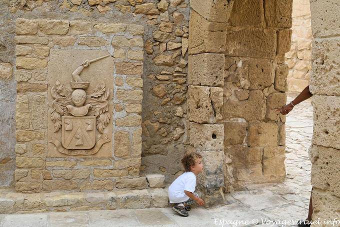 Niño en fortificaciones, Castillo de Santa Bárbara, Alicante - España