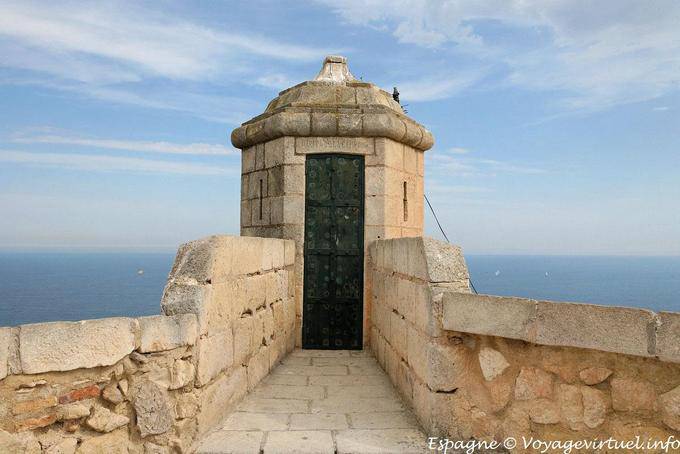 Echauguette en las paredes, Castillo de Santa Bárbara, Alicante - España