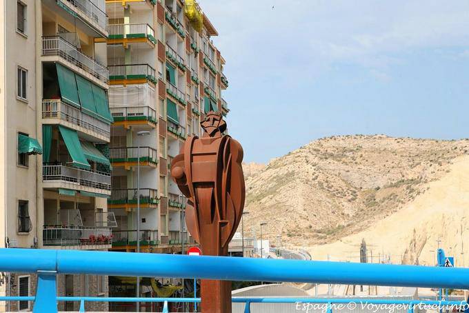 La estatua de hierro moderna, Rambla, Alicante - España