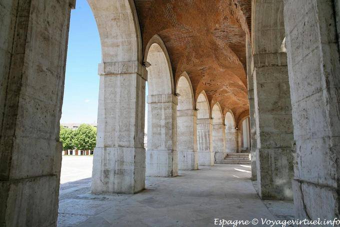 Aranjuez, bajo las arcadas de la Iglesia San Antonio - España