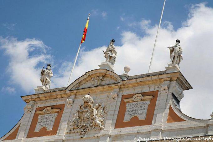 Entrada principal con estatuas, el Palacio Real, Aranjuez - España