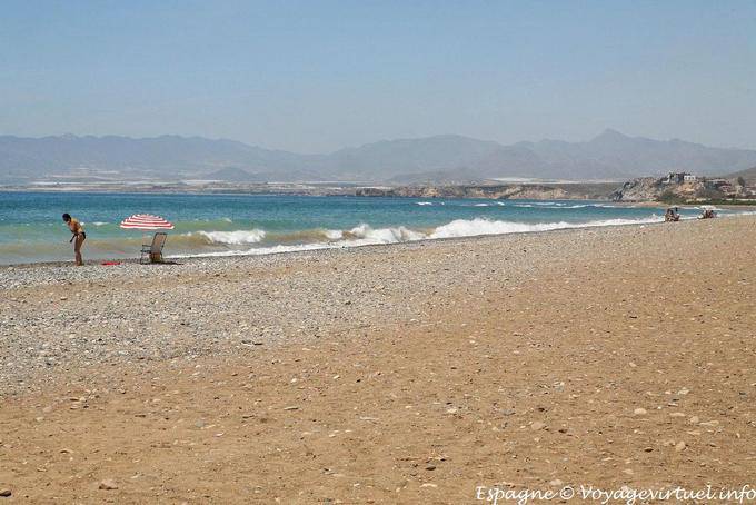 Costa Calida, playa con sombrillas - España