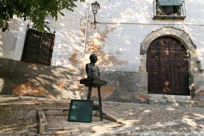 Cuenca, el busto y la puerta - España