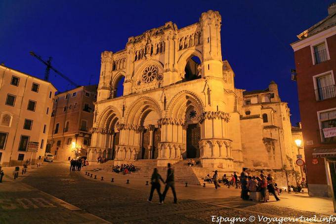 Cuenca, la Plaza Mayor por la noche - España