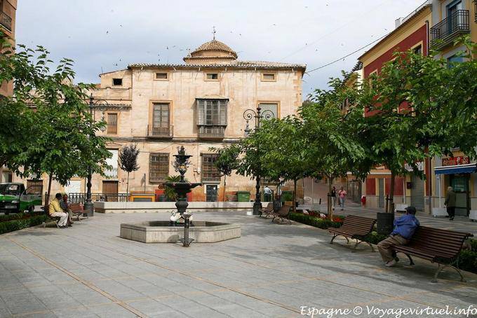 Lorca, plaza con una fuente - España