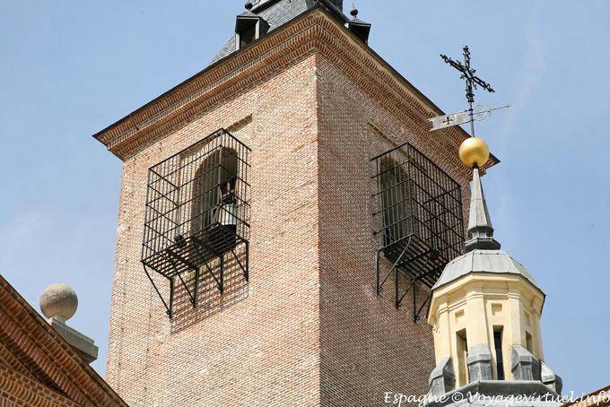 Madrid, Iglesia de San Gines Arenal, primer plano en el campanario - España