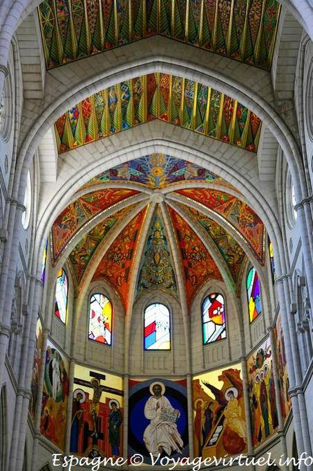 Las pinturas del techo y el ábside, catedral de la Almudena, Madrid - España