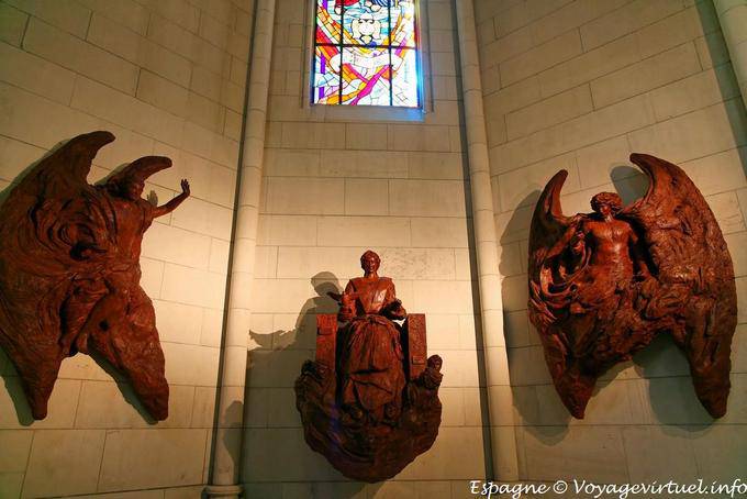 Madrid ángeles de madera catedral (Almudena) - España