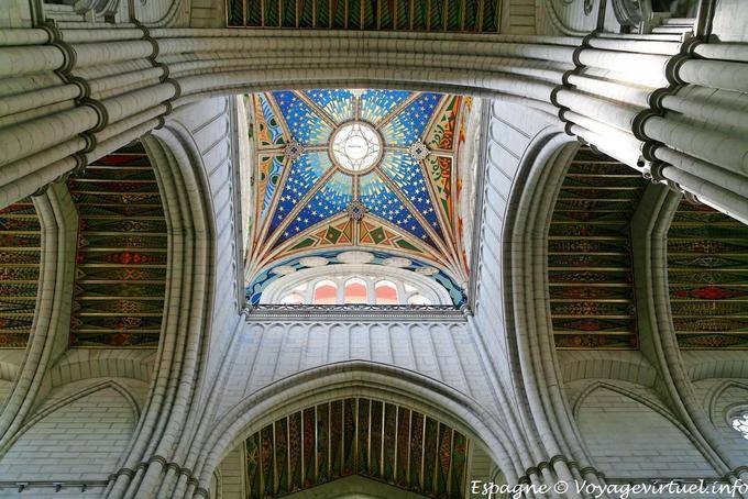 Madrid, Catedral, Cielo Dios (S. María la Real de la Almudena) - España