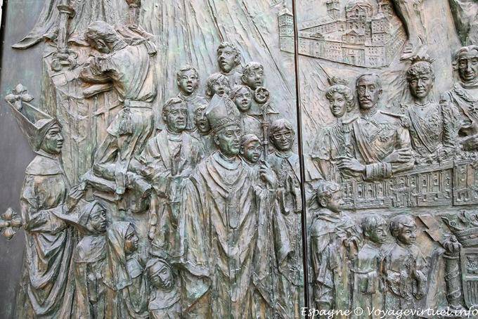 Madrid Detalle de la puerta de la catedral (S. María de la Almudena) - España