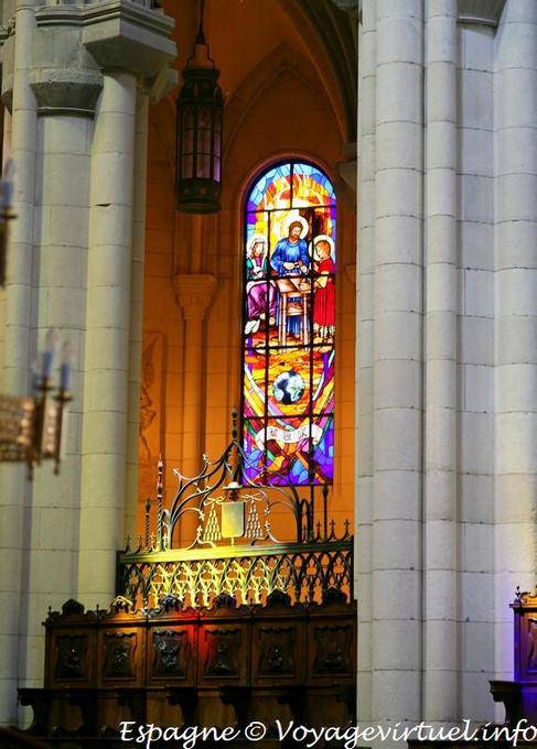 Catedral Madrid luz vidrieras (Santa María la Real de la Almudena) - España