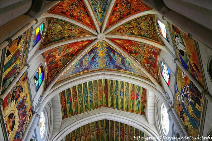 Madrid, catedral, de exuberantes colores (S. María de la Almudena) - España