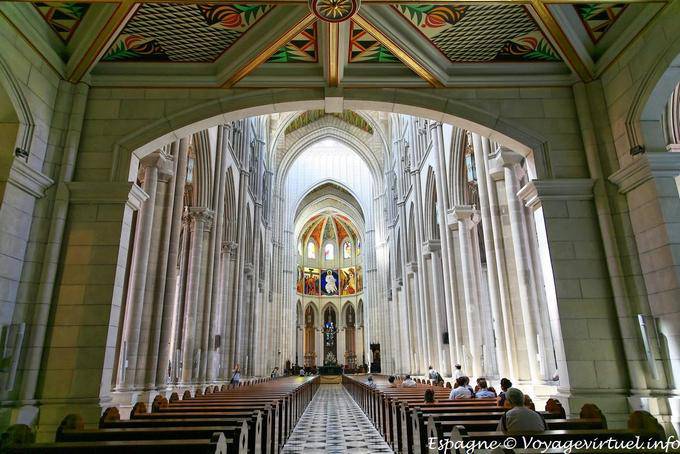 Catedral de Madrid, la nave majestuosa (S. María de la Almudena) - España